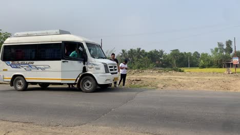 Ein-Weißer-Reisebus,-Der-Morgens-Auf-Einer-Dorfstraße-In-Indien-Im-Ländlichen-Bengalen-Steht