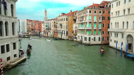 Panoramic-footage-of-gran-canal-in-Venice,-Italy-famous-travel-destination