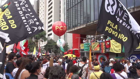 Sao-Paulo,-Brasilien,-Friedliche-Kundgebung-Für-Das-Bewusstsein-Der-Schwarzen,-Menschen-Mit-Fahnen,-Die-Gegen-Rassismus-Und-Präsident-Bolsonaro-Protestieren,-Zeitlupe