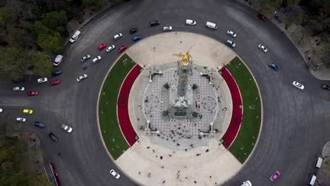 Aerial-Shot-of-Cars-Surrounding-the-Angel-of-Independence-Roundabout-in-Paseo-de-la-Reforma,-Mexico-City