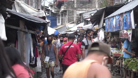Totale-Aufnahme-Asiatischer-Filipinos-Im-Slumgebiet,-Die-Mit-Ihrer-Gesichtsmaske-In-Einer-Neuen-Normalität-Spazieren-Gehen