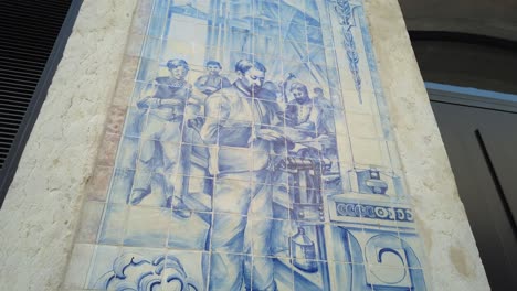 Blaue-Mosaikfliesen-An-Der-Seite-Eines-Gebäudes-In-Lissabon