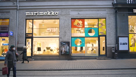 Slomo-Von-Menschen,-Die-Am-Marimekko-Laden-In-Helsinki-Vorbeigehen,-Corona-Zeiten