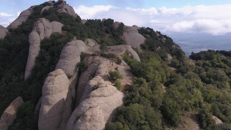Erstaunliche-Luftaufnahme-Der-Berglandschaft-Von-Montserrat,-Barcelona,-Spanien,-Drohne-Fliegt-Auf-Marathonläufer-Zu,-Tagsüber