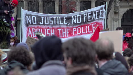 Ein-Banner-Mit-Der-Aufschrift-„Keine-Gerechtigkeit,-Kein-Frieden.“