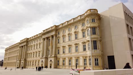 Fassade-Des-Historischen-Berliner-Schlosses-Und-Des-Modernen-Humboldtforum-Museums