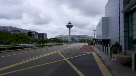 Verkehrskontrollturm-Des-Flughafens-Changi-Gegenüber-Dem-Juwel,-Den-Abflug--Und-Ankunftshallen