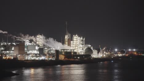 Vista-De-La-Planta-Química-Dordrecht-Dupont---Humo-Tóxico-Contaminante-De-La-Fábrica-Por-La-Noche-Desde-El-Otro-Lado-Del-Río-Beneden-Merwede---Productos-Químicos-Para-Siempre-De-Teflón