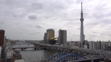 Starker-Verkehr-In-Tokio-Stadt-An-Bewölkten-Tagen,-Blick-Von-Hoch-Oben