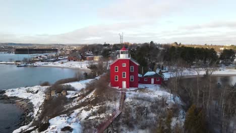 Red-lighthouse-located-in-Marquette,-Michigan-in-the-winter