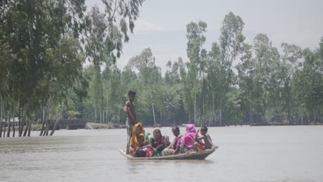 Von-Der-Überschwemmung-Betroffene-Menschen-In-Bangladesch-Bewegen-Sich-In-Einem-Boot