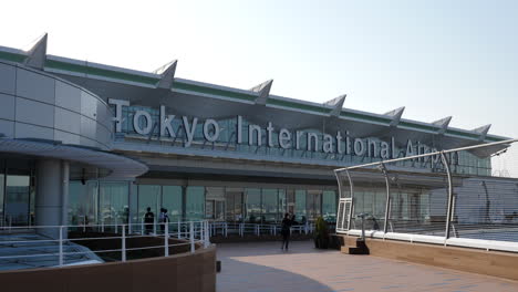 Terminal-building-entrance-and-sign-Tokyo-Haneda-International-Airport