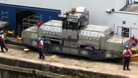 Panama-Canal-worker-preparing-the-lines-for-the-ship-to-be-pulled-by-the-Locomotives