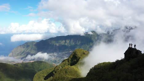 3-Freunde-Stehen-Am-Rand-Und-Blicken-Während-Der-Monte-Trigo-Wanderung-über-Die-Epische-Landschaft-Von-Sao-Vicente