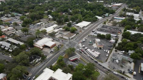 Luftaufnahme-Der-Amerikanischen-Kreuzung:-N-Main-St-Und-NW-8th-Ave-Kreuzung-In-Gainesville,-Florida