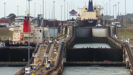 Öltanker-Fahren-Durch-Die-Gatun-Schleusenkammern-Am-Panamakanal