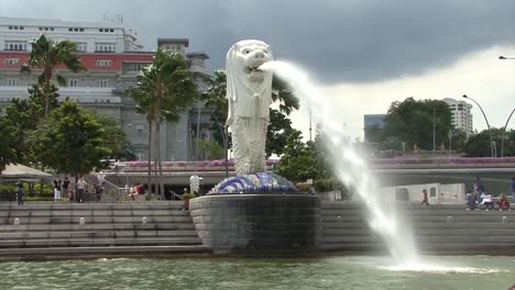 Merlion-Statuenbrunnen-Im-Merlion-Park,-Dem-Berühmten-Ort-In-Singapur