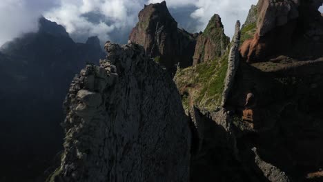Drone-shot-moving-forwards-between-the-peaks-of-Pico-das-Torres-in-Madeira