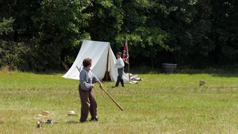 Kleiner-Junge-Im-Bürgerkriegslager-Der-Konföderierten-Spielt-Baseball