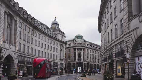 Londres---Calles-Vacías---Regent-Street-Con-Tiendas-Tapiadas,-Autobuses-Rojos-Y-Coches-Pasando