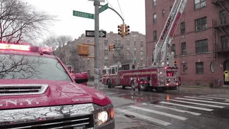 FDNY-Feuerwehrauto-Nutzt-Leiter,-Um-Nach-Einem-Brandunfall-Mit-Kegelkabel-Auf-Das-Dach-Von-Brooklyn-Zu-Gelangen