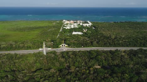 Vista-Aérea-Del-Resort-De-Lujo-Que-Rodea-La-Tierra-Sin-Desarrollar-En-Tulum,-México-Con-Vista-Al-Mar-Caribe