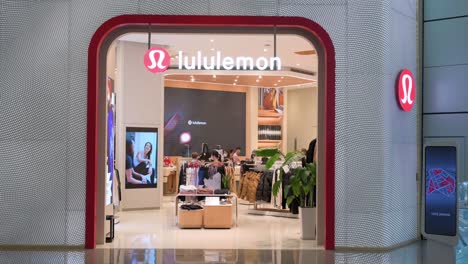 Man-Sieht-Kunden-Beim-Einkaufen-Im-Lululemon-Store-Der-Kanadischen-Sportbekleidungsmarke-In-Hongkong