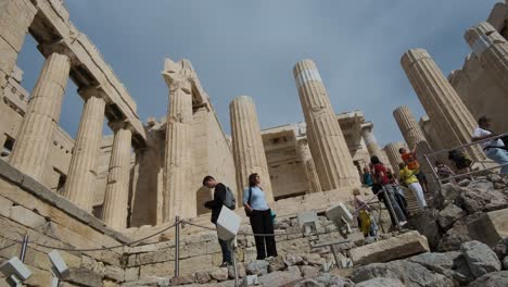 Athens,-Greece---October-12,-2021:-A-crowd-of-tourists-in-the-Acropolis,-Propylaea-gateway-in-background