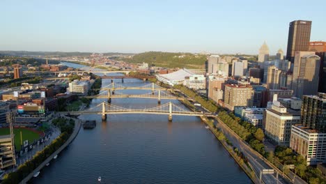 Vista-Aérea-De-Drones-Hacia-Los-Puentes-En-El-Río-Allegheny,-En-Pittsburgh,-Estados-Unidos