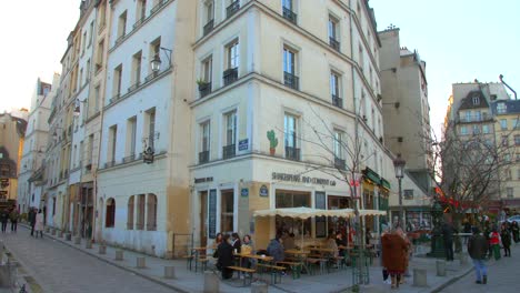 Static-view-of-famous-bookshop-cafe-at-the-street-corner,-Shakespeare-and-company-in-Latin-quarter-5eme-arrondissement,-Paris,-France-on-sunny-morning