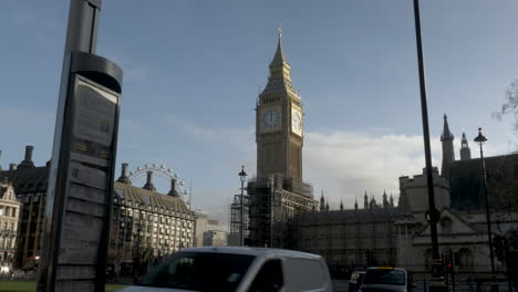 Ein-Spektakulärer-Blick-Auf-Big-Ben,-Während-Die-Morgensonne-An-Einem-Schönen-Tag-Den-Berühmten-Glockenturm-Erleuchtet,-Während-Pendler-Ihren-Morgen-An-Der-Bushaltestelle-Am-Parliament-Square-In-London,-Großbritannien,-Verbringen