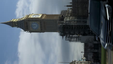Ein-Vertikales-Video-Des-Wunderschönen-Big-Ben-Clocktower-Vom-Parliament-Square.-Das-Gerüst-Wird-Nach-Abschluss-Des-Restaurierungsprojekts-Vom-Wahrzeichen-Entfernt,-London,-England