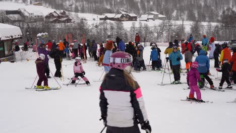 El-Personaje-Mikkel-De-Mikkelparken-Noruega-Está-Esquiando-Junto-Con-Los-Niños---Tiempo-Divertido-Esquiando-Al-Aire-Libre-Con-Disfraz---Panorámico-De-Mano-Suave-A-La-Derecha