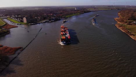 Nach-Unten-Geneigte-Luftaufnahme-Eines-Millennium-Schiffs,-Das-Frachtcontainer-Entlang-Der-Oude-Maas-Transportiert