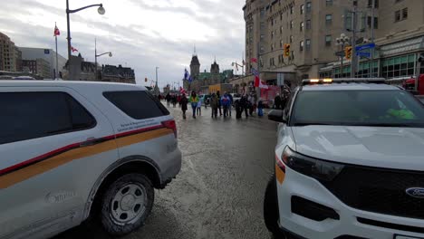 Kanadische-Polizeiautos-Blockieren-Während-Des-Freiheitskonvois-Die-Straße-In-Der-Innenstadt-Von-Ottawa