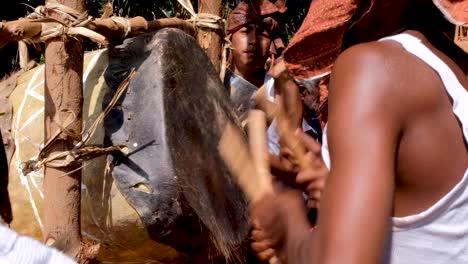 Timoresische-Jugendliche-Trommeln-Auf-Einer-Selbstgemachten-Trommel-Aus-Rindsleder-Bei-Der-Traditionellen-Kulturellen-Begrüßungszeremonie-In-Einem-Abgelegenen-Dorf-In-Timor-Leste,-Südostasien,-Nahaufnahme-Von-Trommelnden-Jungen