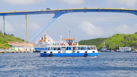 Touristenfähre-überquert-Die-Berühmte-Bucht-Von-Sint-Anna-Unter-Der-Königin-Juliana-Brücke-In-Willemstad,-Curacao