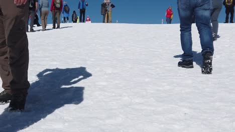 Viele-Menschen-Laufen-Auf-Dem-Schnee-Am-Gipfel-Des-Jungfraujochs