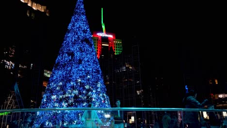 Menschen-Beim-Schlittschuhlaufen-Auf-Der-Eislaufbahn-Im-Freien-Mit-Weihnachtsbaum-Im-Hintergrund,-Innenstadt-Von-Pittsburgh