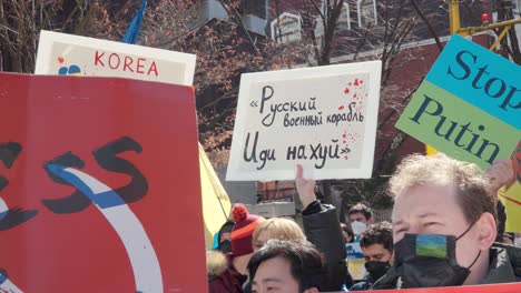 Primer-Plano-De-Carteles-Durante-La-Manifestación-Ucraniana-En-Seúl-Contra-La-Invasión-Rusa-De-Ucrania