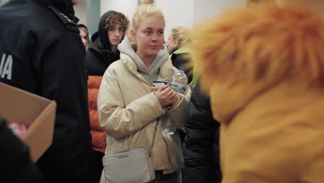 Refugiados-Ucranianos-Pasan-A-Través-De-La-Estación-En-Multitudes