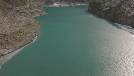 Luftaufnahme-über-Dem-Attabad-See,-Mit-Blick-Auf-Die-Schneebedeckten-Berge,-Hunza-Tal