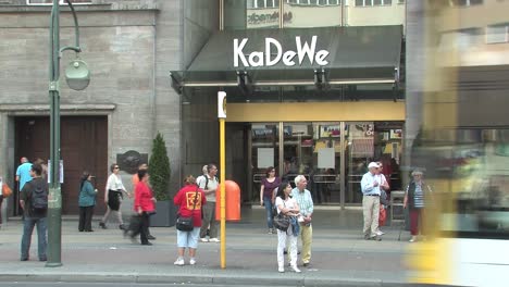 People-at-the-entrance-of-KaDeWE-Kaufhaus-des-Westens-in-Berlin,-Germany