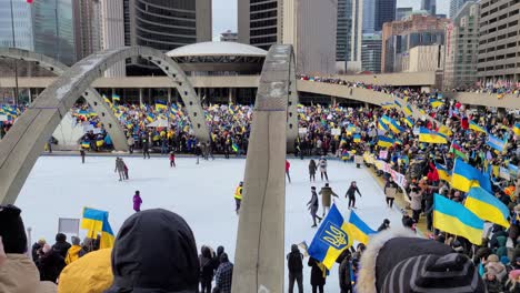 Miles-De-Personas-Se-Reunieron-En-La-Plaza-Nathan-Phillips-En-Toronto-Para-Condenar-La-Invasión-Rusa-De-Ucrania