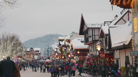 Leavenworth,-Washington-–:-Viele-Menschen-Kommen-Nach-Leavenworth,-Um-Das-Weihnachtsbeleuchtungsfestival-Zu-Besuchen