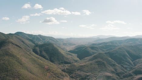 Vista-Aérea-De-Drones-De-Montañas-Verdes-En-Hierve-El-Agua,-Oaxaca