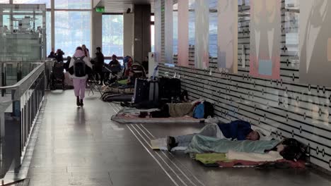 Ukrainische-Flüchtlinge-Schlafen-Auf-Dem-Korridor-Des-Hauptbahnhofs-In-Warschau,-Polen