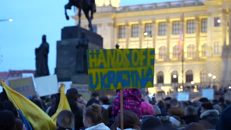 Hände-Der-Ukraine-Unterzeichnen-Antikriegsprotest-In-Prag-Nach-Der-Russischen-Invasion.-Menschenmenge-Auf-Dem-Wenzelsplatz,-Die-Das-Ukrainische-Volk-Unterstützt