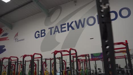 Gimbal-Aufnahme-Des-Britischen-Taekwondo-Schildes-Im-Fitnessstudio