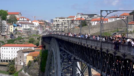 Eine-Menge-Touristen-überqueren-Während-Der-Osterferien-Die-Luís-i-Brücke